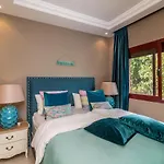 Luxury 2-bed Elviria - Pool Sauna & Gym Apartment