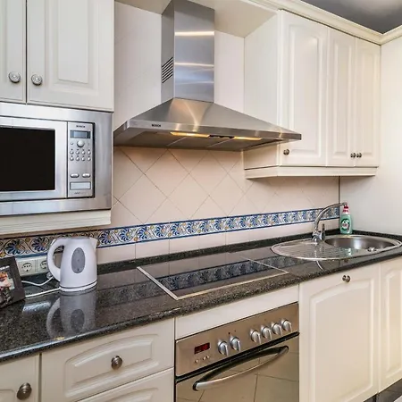 Luxury 2-bed Elviria - Pool Sauna & Gym Апартаменти