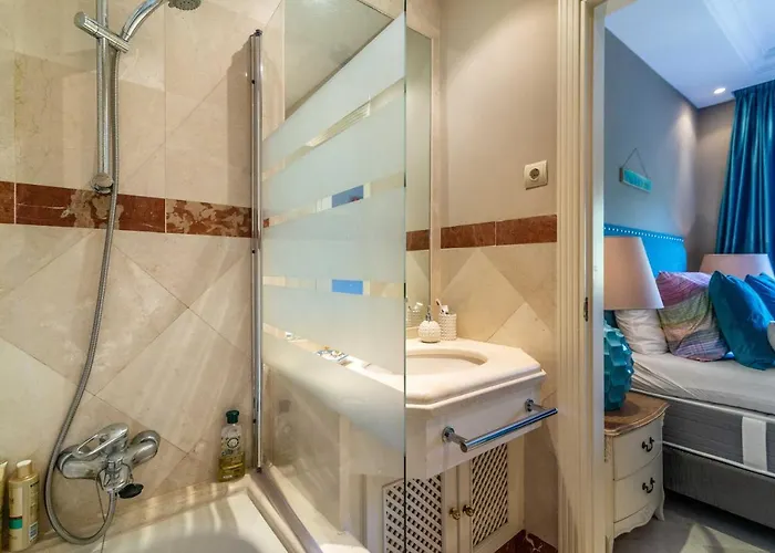 Luxury 2-bed Elviria - Pool Sauna & Gym * 马尔韦利亚